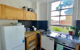 2 Bedroom Flat In Camberwell Green - Central Location With Excellent Connections To Tourist Attractions And Main London Airports