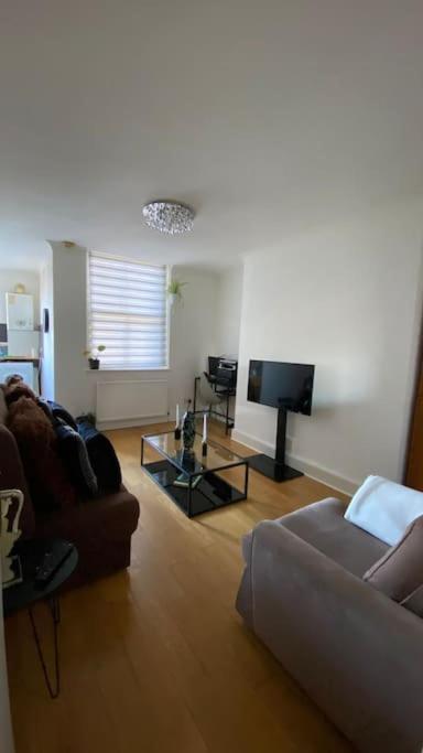 2 Bedroom Flat In Camberwell Green - Central Location With Excellent Connections To Tourist Attractions And Main London Airports Exterior foto